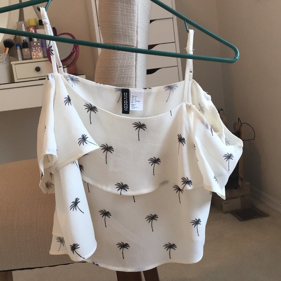 H&M Tops - Cropped off shoulder top
